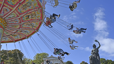 Die Bavaria grüßt die Wiesngäste bei weiß-blauem Himmel: Diesen Samstag beginnt das 188. Oktoberfest auf der Theresienwiese. Vergangenes Jahr blieb der Himmel hauptsächlich grau. Für dieses Jahr sind die Wetterprognosen dagegen - zumindest für das erste Wochenende - wunderbar. Einer friedlichen Wiesn steht also nichts mehr im Weg.