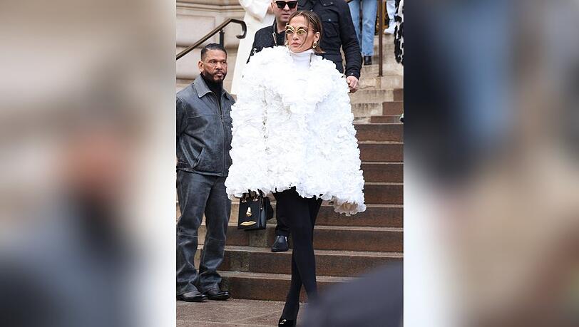 Jennifer Lopez überrascht mit schrägem Outfit.