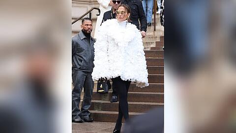 Jennifer Lopez überrascht mit schrägem Outfit.