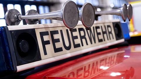 Die Feuerwehr war in der Nacht in Oberbayern im Einsatz. Die Ermittler wollen nun die beiden Brandstellen untersuchen. (Symbolfoto)