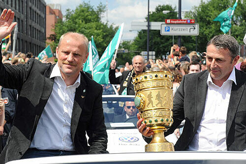 Nordische Freude: Werder-Trainer Thomas Schaaf und Manager Klaus Allofs genießen den Empfang per Autocorso.