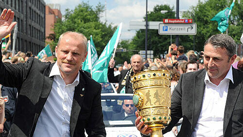 Nordische Freude: Werder-Trainer Thomas Schaaf und Manager Klaus Allofs genießen den Empfang per Autocorso. Nordische Freude: Werder-Trainer Thomas Schaaf und Manager Klaus Allofs genießen den Empfang per Autocorso.