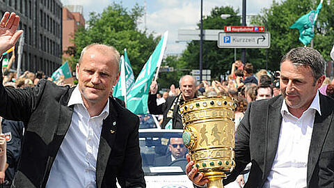 Nordische Freude: Werder-Trainer Thomas Schaaf und Manager Klaus Allofs genießen den Empfang per Autocorso.