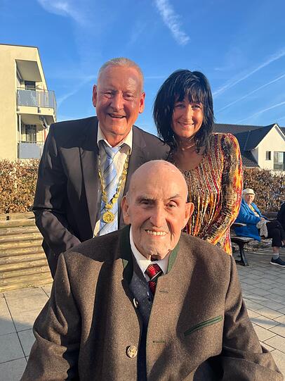 Mit 91 Jahren ist Georg Huber gestorben. Anlässlich seines 90. Geburtstags im Februar 2025 gratulierten der Fürther OB Thomas Jung und Gattin Heike Jung. Mit 91 Jahren ist Georg Huber gestorben. Anlässlich seines 90. Geburtstags im Februar 2025 gratulierten der Fürther OB Thomas Jung und Gattin Heike Jung.
