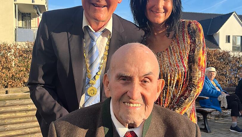 Mit 91 Jahren ist Georg Huber gestorben. Anlässlich seines 90. Geburtstags im Februar 2025 gratulierten der Fürther OB Thomas Jung und Gattin Heike Jung. Mit 91 Jahren ist Georg Huber gestorben. Anlässlich seines 90. Geburtstags im Februar 2025 gratulierten der Fürther OB Thomas Jung und Gattin Heike Jung.