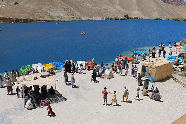 Touristen besuchen den Band-e-Amir-Nationalpark in der Provinz Bamiyan. Touristen besuchen den Band-e-Amir-Nationalpark in der Provinz Bamiyan.