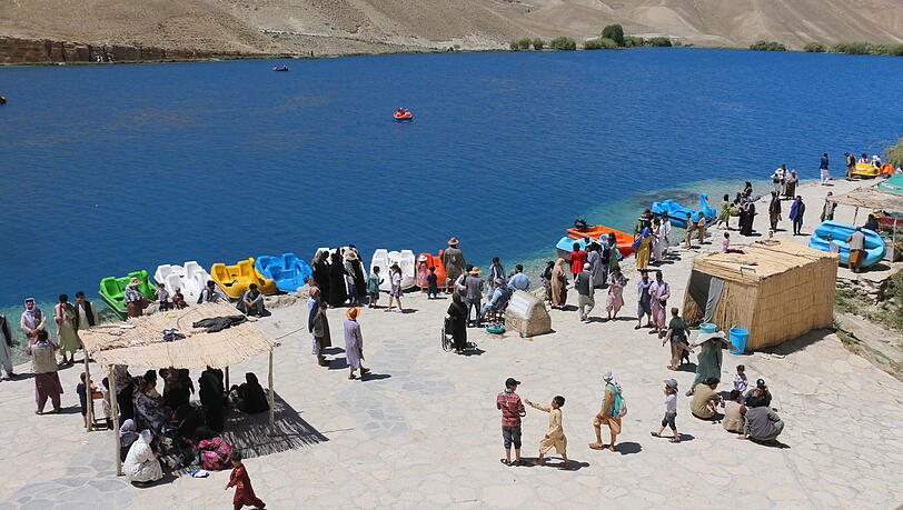 Touristen besuchen den Band-e-Amir-Nationalpark in der Provinz Bamiyan. Touristen besuchen den Band-e-Amir-Nationalpark in der Provinz Bamiyan.