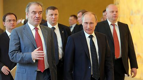 Der Dirigent Valery Gergiev zeigt dem Präsidenten Putin das neue Opernhaus von St. Petersburg.