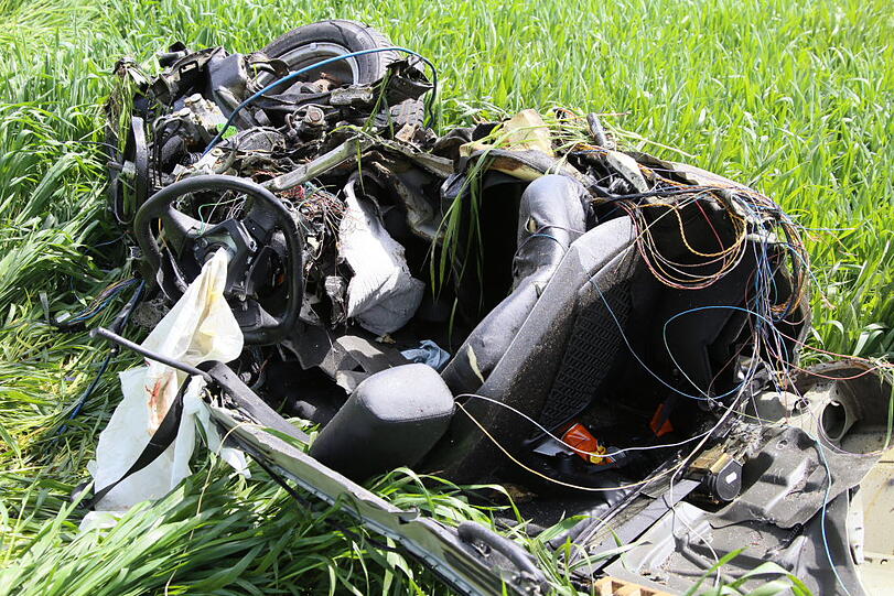 Das Auto ist vollkommen zerstört. Wieso der Fahrer mit seinem Fahrzeug gegen einen Baum prallte, ist bisher noch unklar.