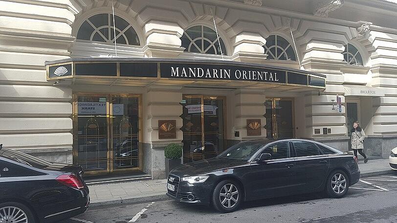 Der Investor lädt zum Mittagessen ein: Am Mittwoch speisten die Löwen um Trainer Benno Möhlmann und Kapitän Christopher Schindler ins Hasan Ismaiks Münchner Stammhotel - dem vornehmen Mandarin Oriental in der Neuturmstraße.