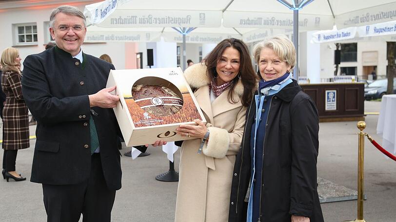 Ein Brot als Mitbringsel: Catherine Demeter (M.) mit Margit Ruckdeschel und Stefan Soiné (Ireks).