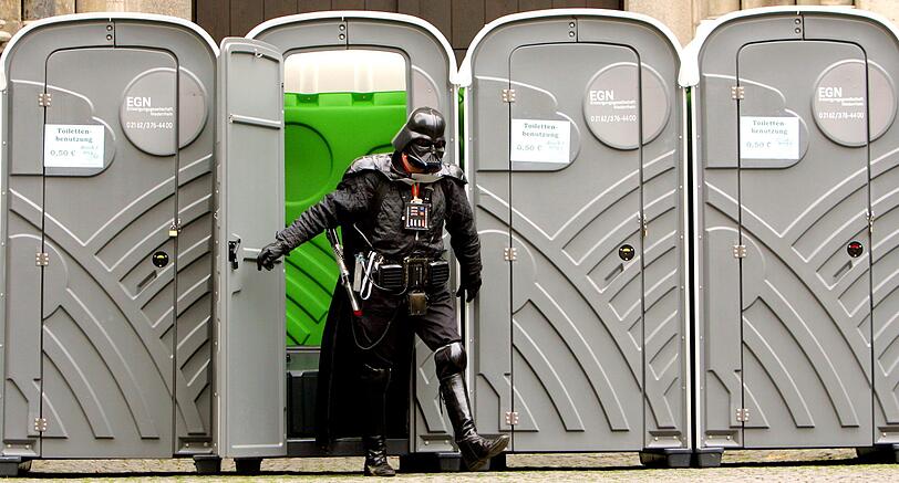Hinter seiner Maske verbirgt Darth Vader, der berühmteste Maskenträger der Popkultur, dass er früher zu den Guten gehörte.