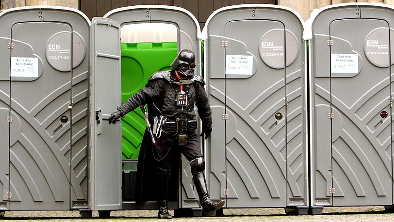 Hinter seiner Maske verbirgt Darth Vader, der berühmteste Maskenträger der Popkultur, dass er früher zu den Guten gehörte. Hinter seiner Maske verbirgt Darth Vader, der berühmteste Maskenträger der Popkultur, dass er früher zu den Guten gehörte.