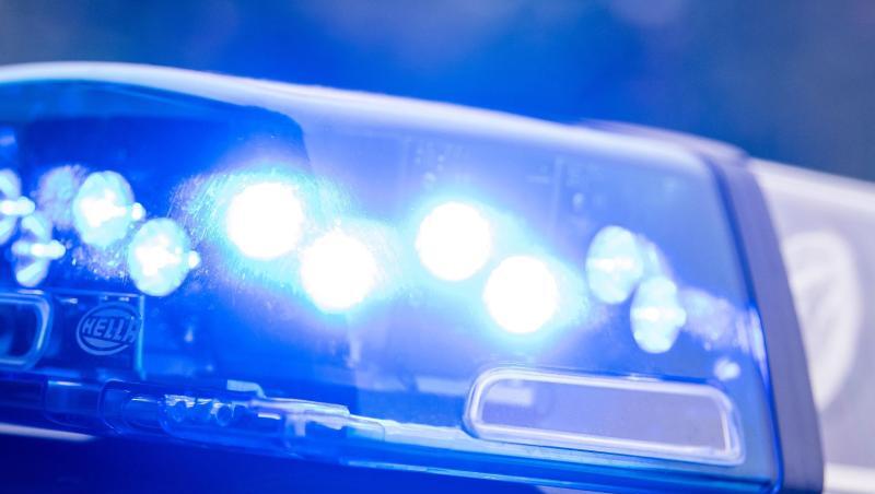 Ein Blaulicht leuchtet an einer Polizeistreife. Foto: Lino Mirgeler/dpa/Archivbild Ein Blaulicht leuchtet an einer Polizeistreife. Foto: Lino Mirgeler/dpa/Archivbild