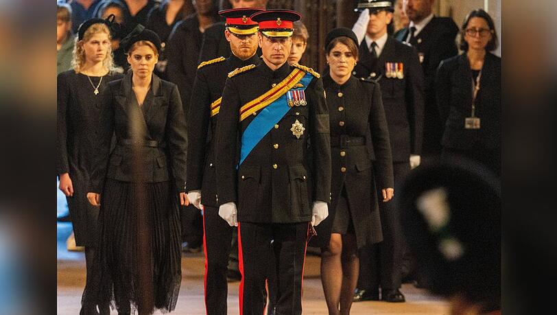 Prinzessin Beatrice (2.v. li.) und Prinzessin Eugenie bei der Totenwache mit Prinz Harry (hinten Mitte) und Prinz William.