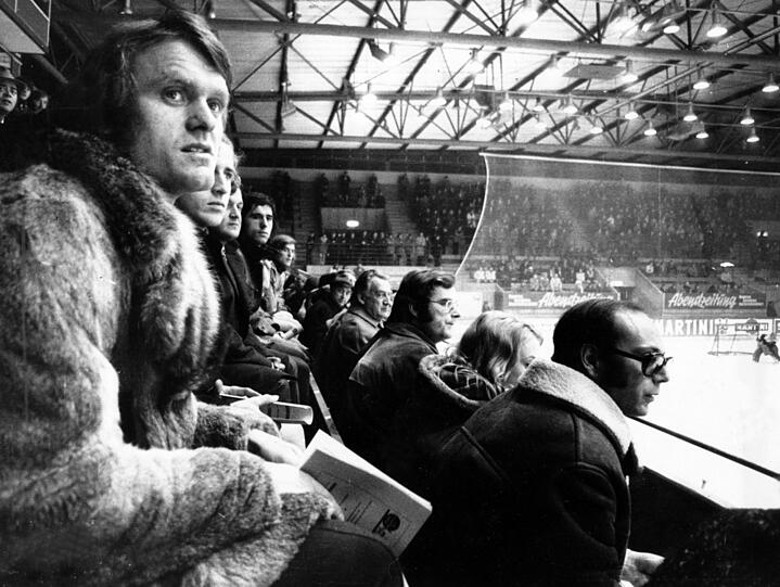 Auch Prominente oder Stars anderer Sportarten statten dem Eishockey am Oberwiesenfeld einen Besuch ab, wie hier Bayern-Torwart Sepp Maier am 27. Januar 1973.