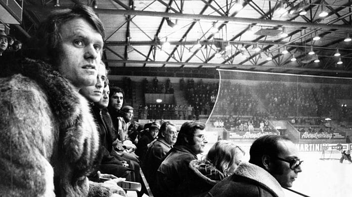 Auch Prominente und Stars aus anderen Sportarten statten dem Eishockey am Oberwiesenfeld einen Besuch ab, wie hier am 27. Januar 1973 Bayern-Torhüter Sepp Maier.