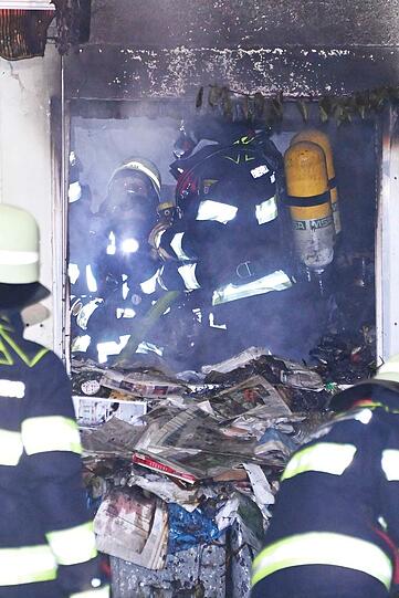 Die Feuerwehr brachte den Brand in dem Reihenmittelhaus in der Theodolindenstraße nach einigen Stunden unter Kontrolle, die Polizei schätzt den Sachschaden auf mehrere Hunderttausend Euro.