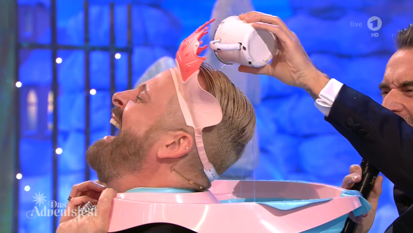 Skurrile Situation beim "Adventsfest der 100.000 Lichter": Florian Silbereisen kippt Wasser über Ross Antony. Skurrile Situation beim "Adventsfest der 100.000 Lichter": Florian Silbereisen kippt Wasser über Ross Antony.