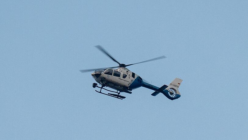 Auch ein Polizeihubschrauber war bei der Fahndung im Einsatz. (Symbolbild)