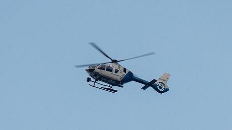 Auch ein Polizeihubschrauber war bei der Fahndung im Einsatz. (Symbolbild)