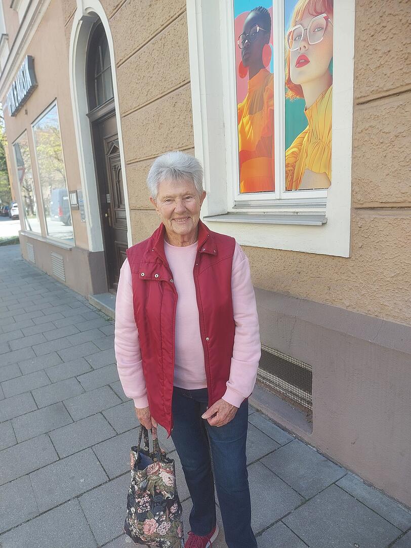 Die Rentnerin Klara Bucher wohnt mittlerweile seit 40 Jahren in der N&auml;he vom Candidplatz. Mit dem U-Bahnhof ist sie zufrieden.