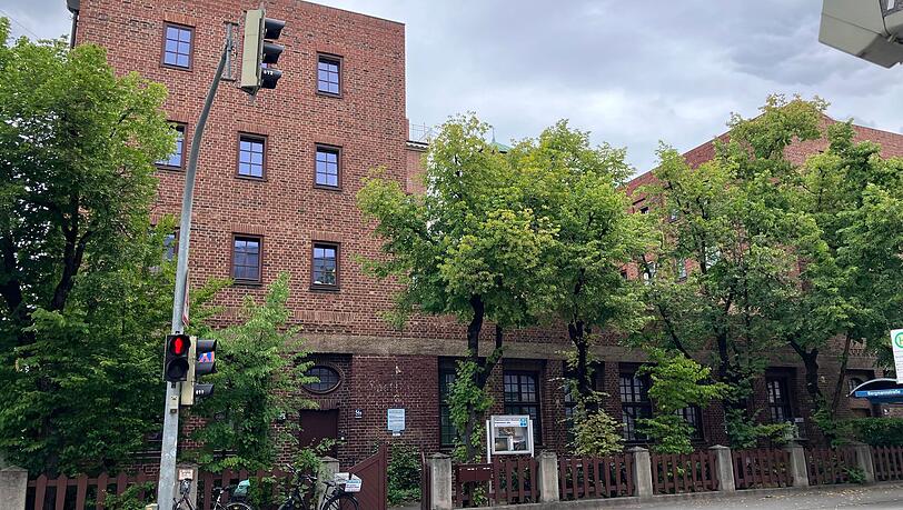 Das Ledigenheim im Westend ist 100 Jahre alt, gebaut im Stil der Neuen Sachlichkeit. Rund 400 alleinstehende Männer leben dort. Das Ledigenheim im Westend ist 100 Jahre alt, gebaut im Stil der Neuen Sachlichkeit. Rund 400 alleinstehende Männer leben dort.
