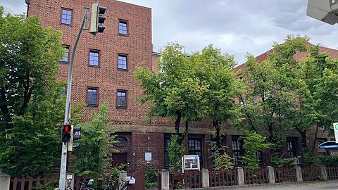 Das Ledigenheim im Westend ist 100 Jahre alt, gebaut im Stil der Neuen Sachlichkeit. Rund 400 alleinstehende M&auml;nner leben dort.