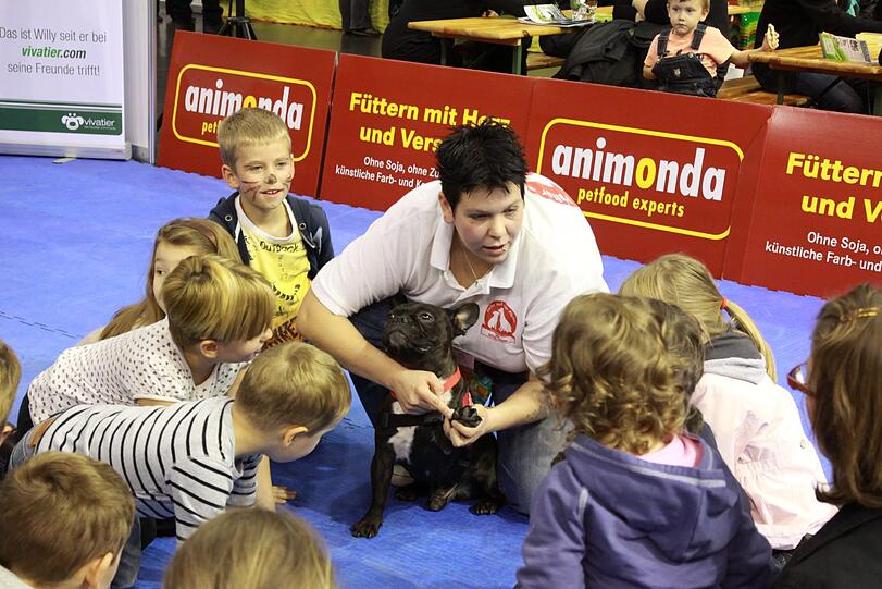 Kleine Besucher staunen auf der Heimtiermesse.