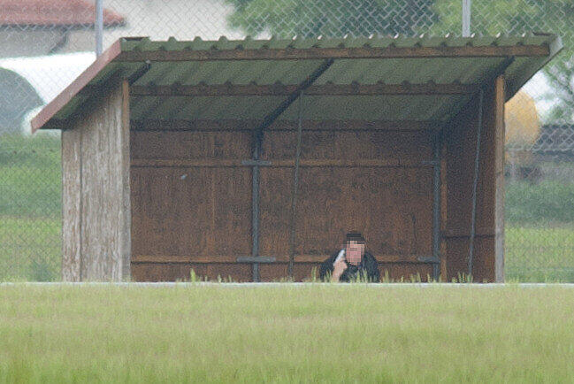 Der mutmaßliche Schütze steht am Dienstag (22.05.2012) in Steinheim (Stadt Memmingen) an einem Sportplatz und richtet offensichtlich eine Waffe auf sich selbst.