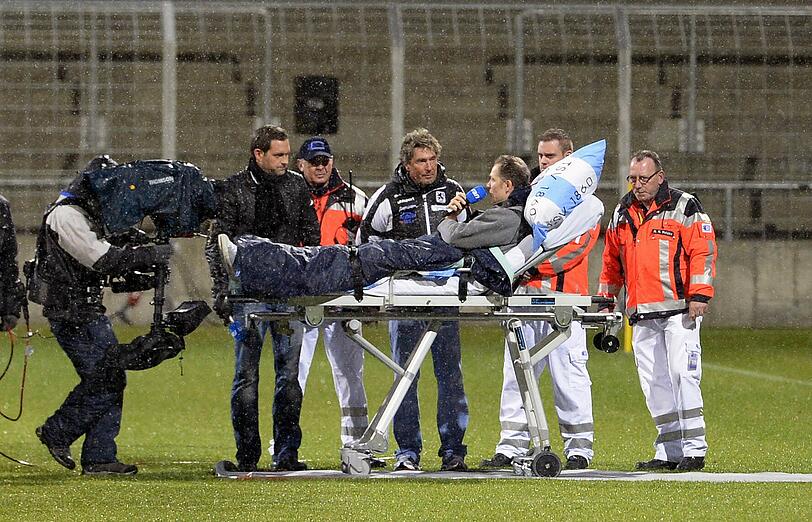 Olaf Bodden wird auf einem Krankenbett auf den Rasen des Grünwalder Stadions gefahren.