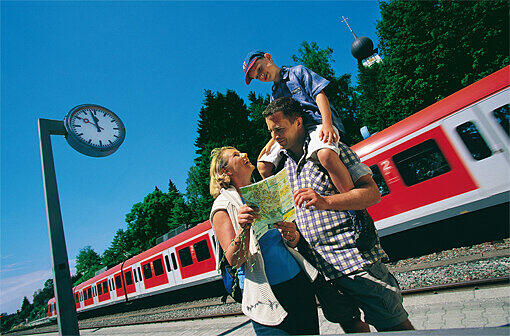 Klimaneutral mit der Bahn zum Wandern in die Berge.