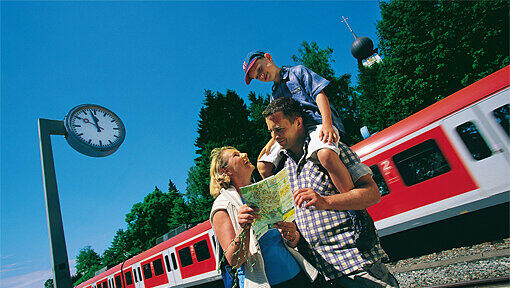 Klimaneutral mit der Bahn zum Wandern in die Berge.