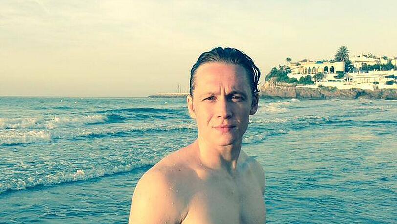 Mit ernstem Blick am spanischen Strand: Matthias Schweighöfer Mit ernstem Blick am spanischen Strand: Matthias Schweighöfer