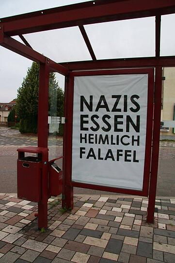 Anti-Nazi-Plakate in Freital. Aufgehängt von Dies Irae.