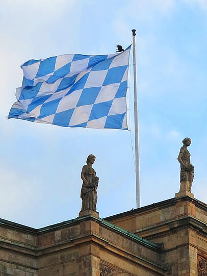 Windsurfende Raben auf dem Maximilianeum!