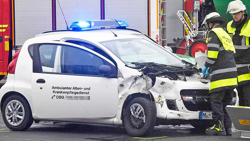 Bei einem heftigen Zusammenstoß eines Pflegedienstes mit einem Pkw auf der Kreuzung Chiemgaustraße/Rosenheimerstraße wurden drei Menschen verletzt.