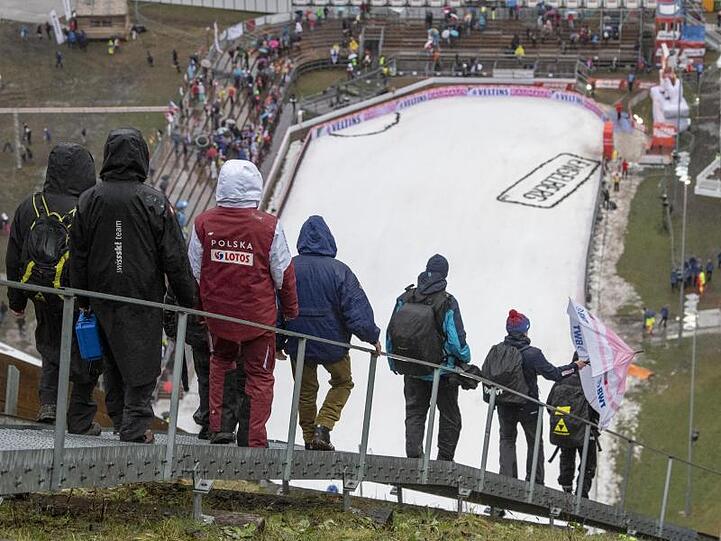 Beim Skispringen im Schweizerischen Engelberg war Schnee Mangelware.