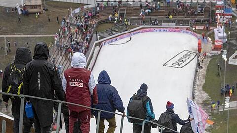 Beim Skispringen im Schweizerischen Engelberg war Schnee Mangelware.