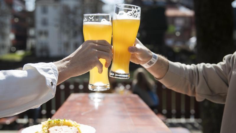 Gäste in einem Biergarten. Das war in der ersten Corona-Zeit nicht möglich und hat es Brauereien nicht einfach gemacht. Gäste in einem Biergarten. Das war in der ersten Corona-Zeit nicht möglich und hat es Brauereien nicht einfach gemacht.