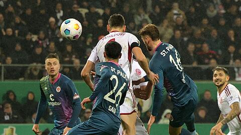 Carlo Boukhalfa (r.) erzielt per Kopf das 2:2 in der Nachspielzeit der Verlängerung und rettet St. Pauli ins Elfmeterschießen.