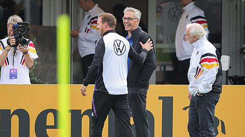 Fußball: Nationalmannschaft, EM-Vorbereitung, Trainingslager - Training. Bundestrainer Julian Nagelsmann (l-r), Gordon Herbert, Basketball-Bundestrainer, und Rudi Völler, Direktor der deutschen A-Nationalmannschaft der Männer, unterhalten sich vor dem Training am Platz.