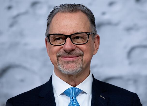 ESA-Chef Josef Aschbacher wünscht sich, dass Deutschland in der Raumfahrt wieder eine führende Rolle übernimmt. ESA-Chef Josef Aschbacher wünscht sich, dass Deutschland in der Raumfahrt wieder eine führende Rolle übernimmt.