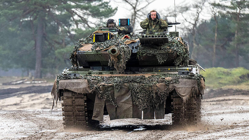 Bundesverteidigungsminister Boris Pistorius (SPD) im Februar 2023 zu Besuch beim Panzerbataillon 203 in Augustdorf.  Laut dem gefälschten KVR-Schreiben sollen Panzer im Juni auch durch München rollen. (Archivbild)
