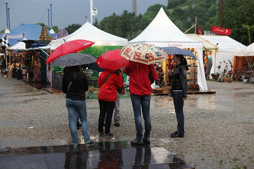 Münchens beliebtes Sommerfestival läuft wieder. Am Mittwoch wurde das Tollwood 2011 eröffnet. Impressionen von Tag 1.