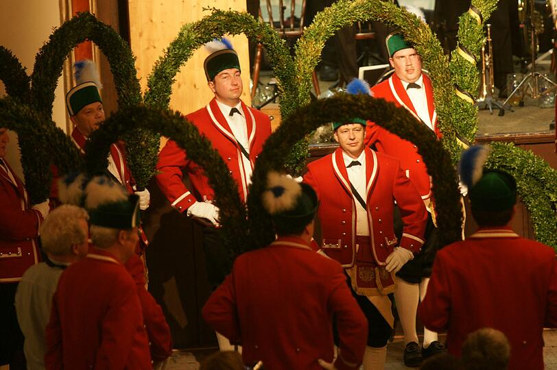 Am Donnerstag war mit der Generalprobe des Schäfflertanzes im Augustinerkeller der Startschuss für die Tanzsaison 2012 gegeben worden.