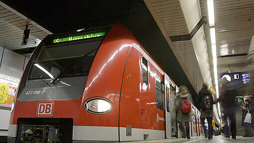 Bei der S-Bahn kam es am Dienstagmittag zu Verspätungen. Bei der S-Bahn kam es am Dienstagmittag zu Verspätungen.