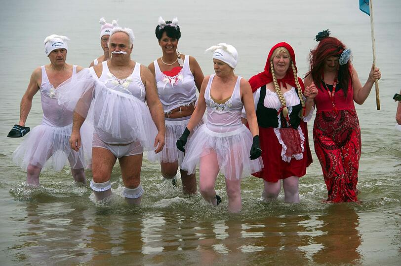 twa 190 Eisbader aus ganz Deutschland, Polen und der Schweiz haben sich am Samstag zum 19. Usedomer Winterbadespektakel an der Ahlbecker Seebrücke in die ein Grad kalte Ostsee geworfen. Die Bilder!