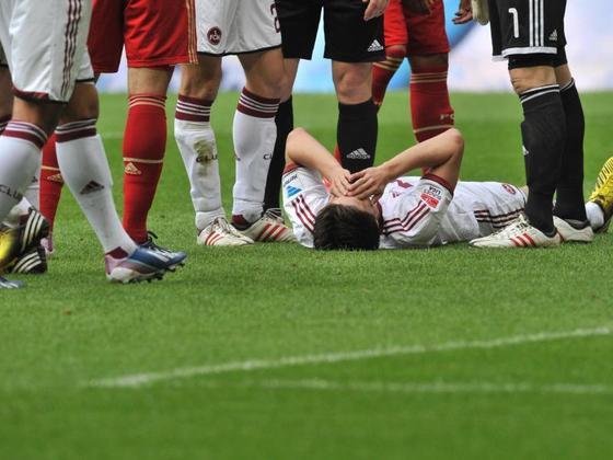 Die 55. Minute in der Allianz Arena: Timm Klose bleibt nach einem Ball gegen die Schläfe benommen am Boden liegen. Mit schwerer Gehirnerschütterung muss der Schweizer ausgewechselt werden.