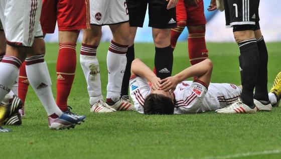 Die 55. Minute in der Allianz Arena: Timm Klose bleibt nach einem Ball gegen die Schläfe benommen am Boden liegen. Mit schwerer Gehirnerschütterung muss der Schweizer ausgewechselt werden. Die 55. Minute in der Allianz Arena: Timm Klose bleibt nach einem Ball gegen die Schläfe benommen am Boden liegen. Mit schwerer Gehirnerschütterung muss der Schweizer ausgewechselt werden.